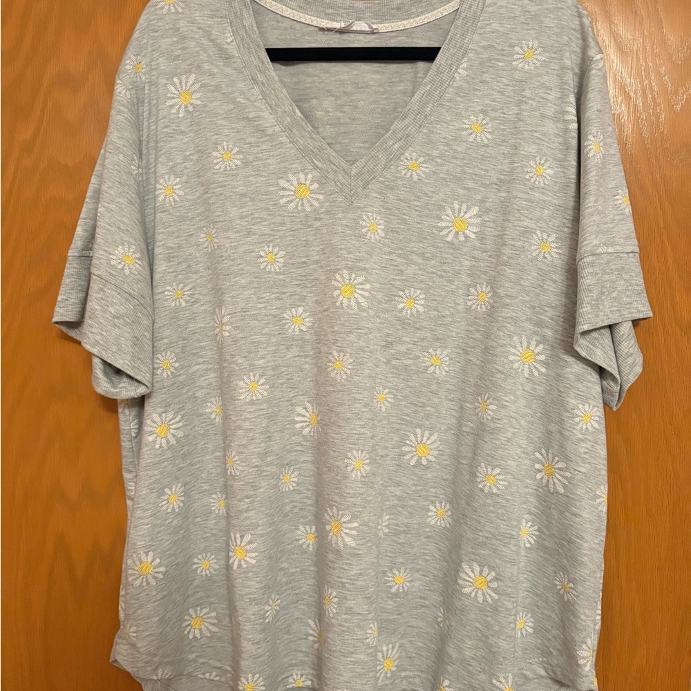 Jane and Delancey Light Gray Daisy Print Women's Top